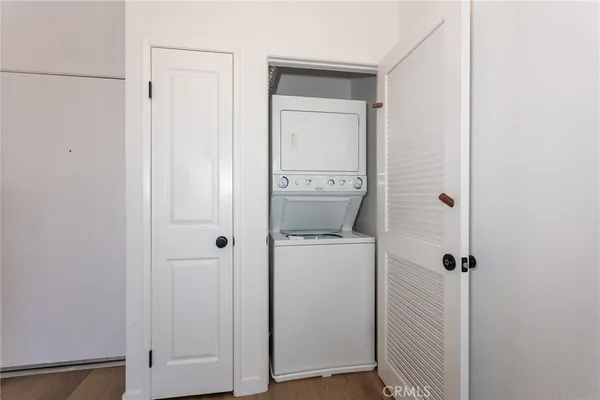 $2,200 | 19350 Sherman Way, Unit 212, Reseda, CA 91335