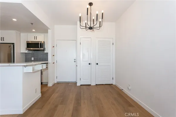 $2,200 | 19350 Sherman Way, Unit 212, Reseda, CA 91335
