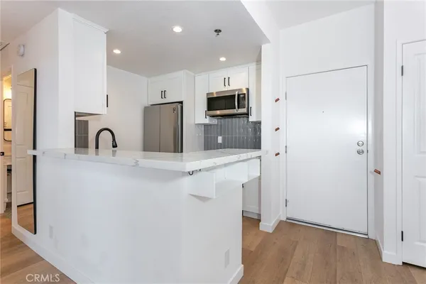 $2,200 | 19350 Sherman Way, Unit 212, Reseda, CA 91335