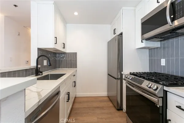 $2,200 | 19350 Sherman Way, Unit 212, Reseda, CA 91335