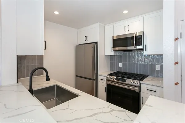 $2,200 | 19350 Sherman Way, Unit 212, Reseda, CA 91335