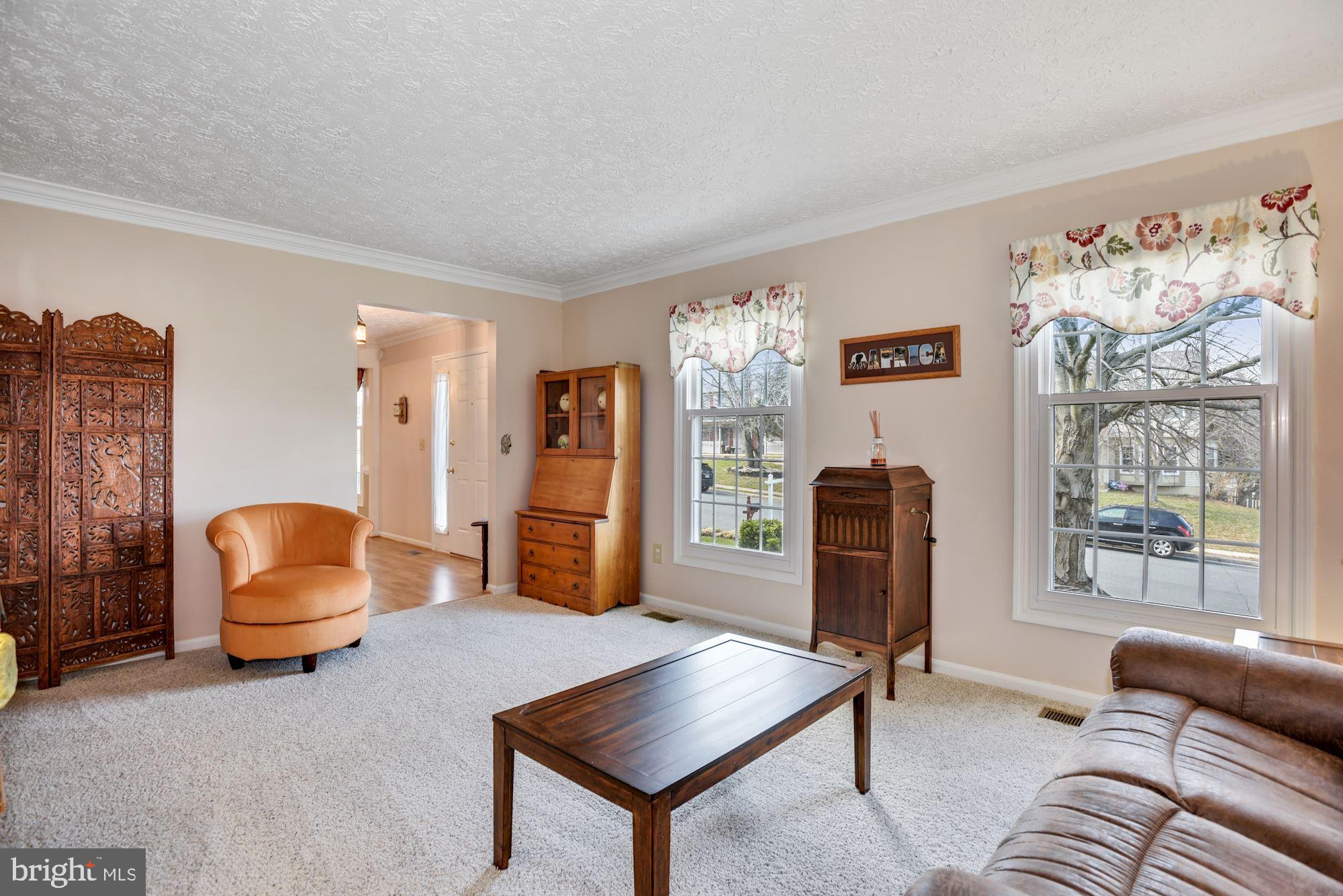 1916 East Beech Road Sterling, VA 20164 - Photo 5 of 31 Living Room