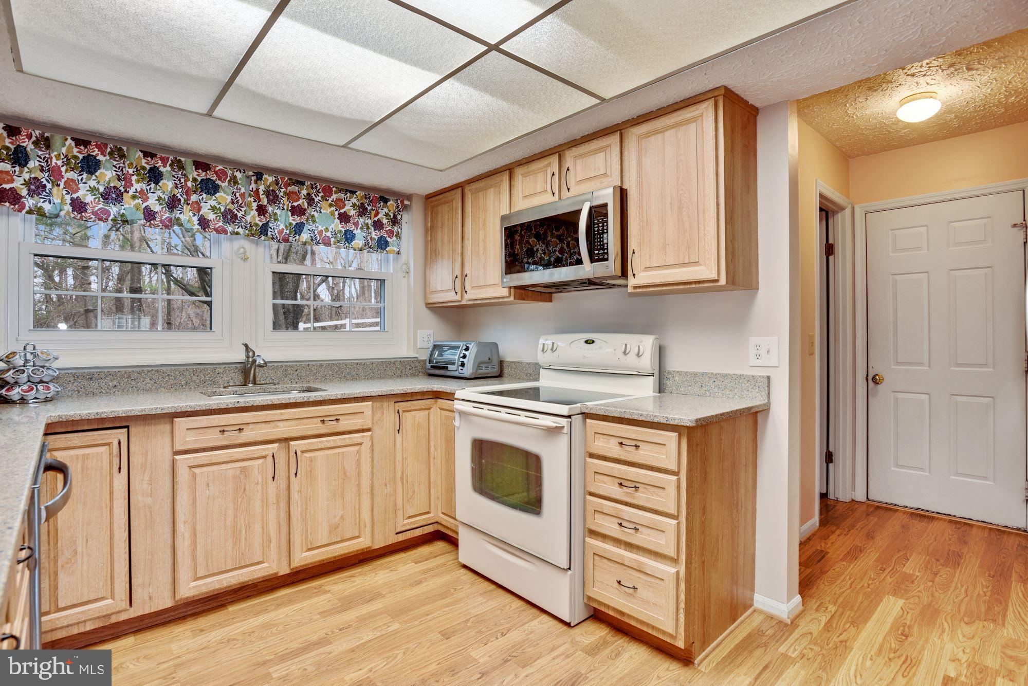 1916 East Beech Road Sterling, VA 20164 - Photo 8 of 31 Kitchen