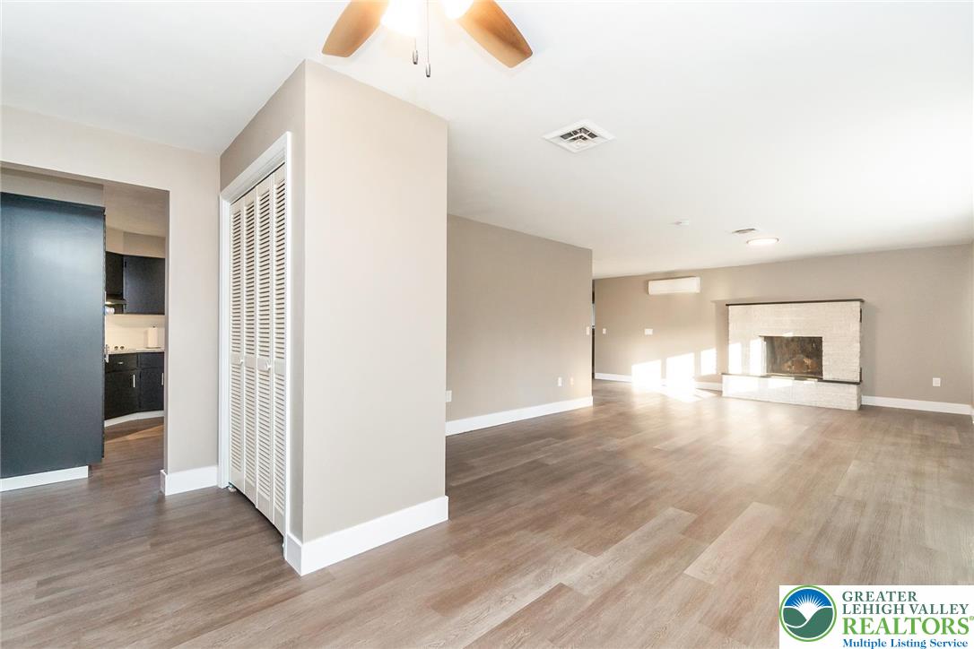 7243 Kingstead Drive Slatington, PA 18080 - Photo 4 of 36