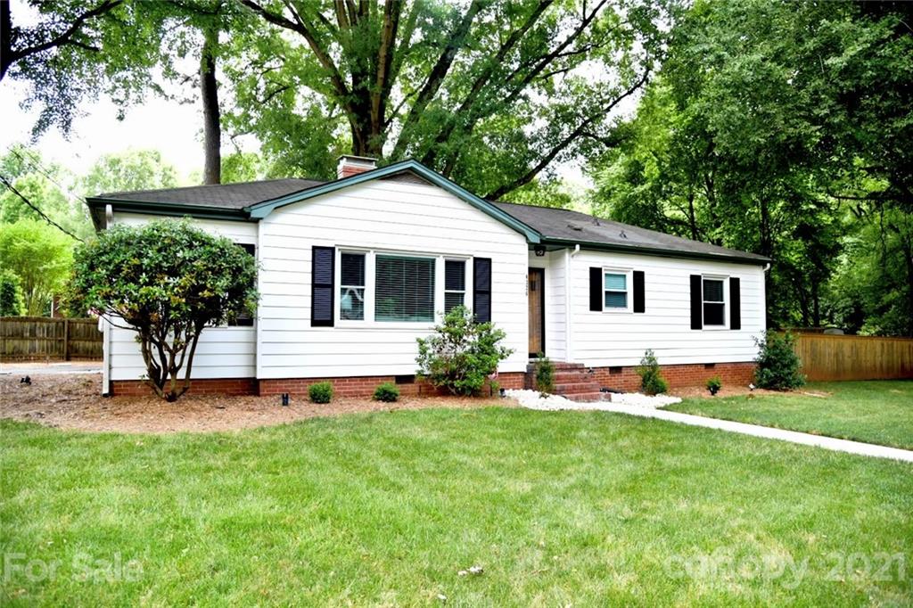 4326 Castleton Road Charlotte, NC 28211 - Photo 26 of 33 a front view of house with yard and green space
