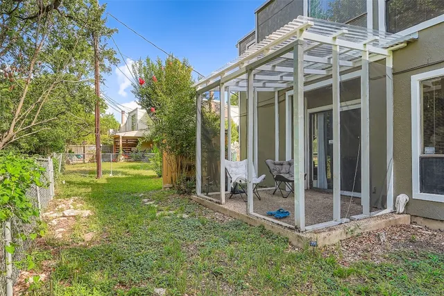 a view of a house with backyard