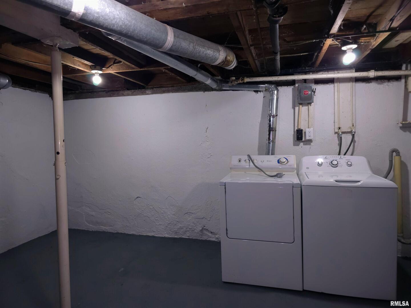 603 Adams Street Muscatine, IA 52761 - Photo 13 of 17 a utility room with dryer and washer