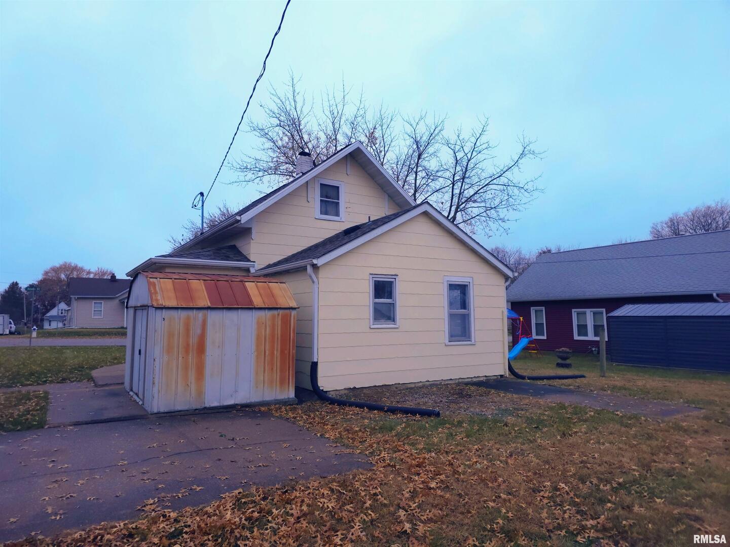 603 Adams Street Muscatine, IA 52761 - Photo 15 of 17 a front view of a house with garden