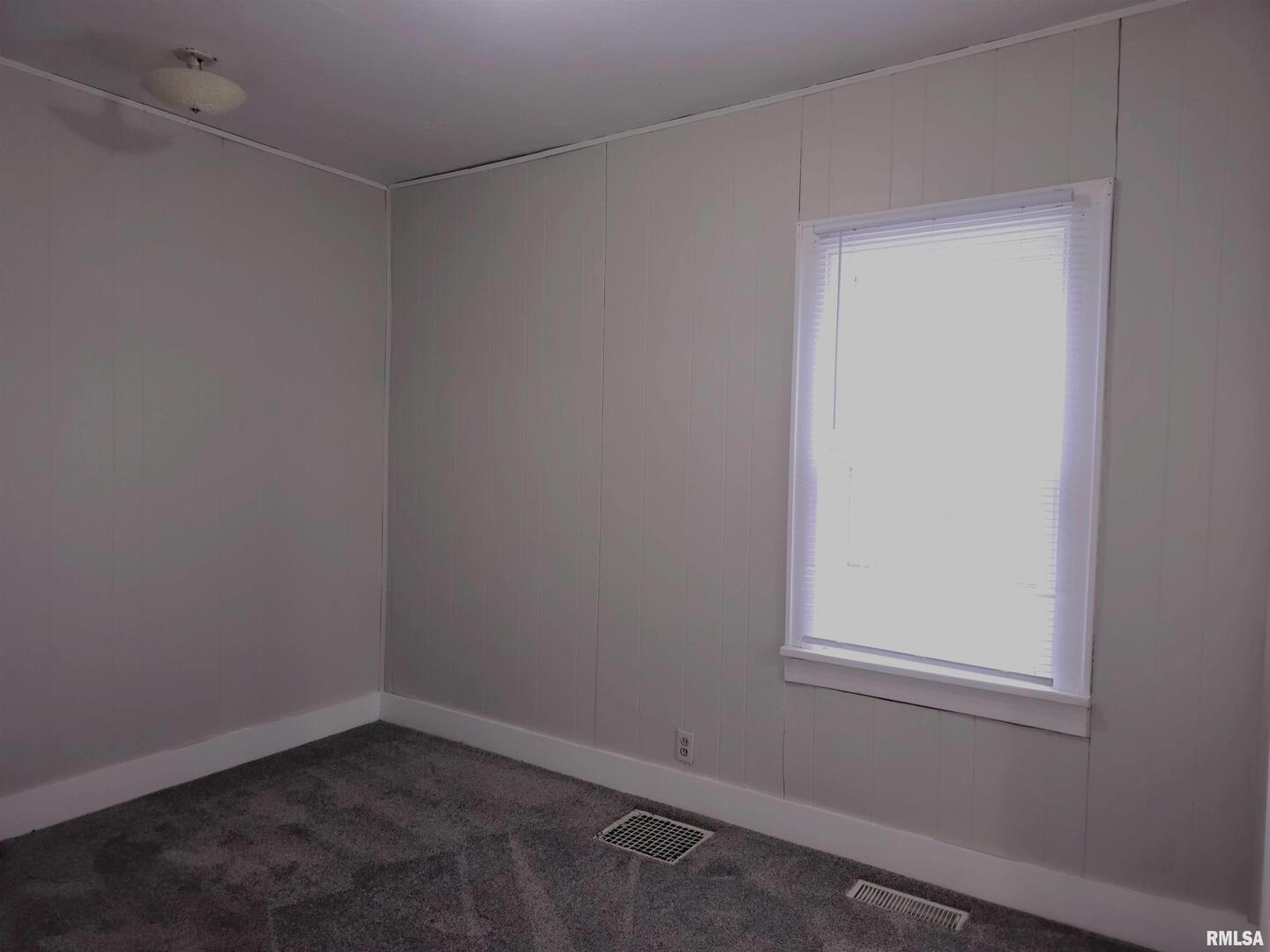 603 Adams Street Muscatine, IA 52761 - Photo 8 of 17 an empty room with a window