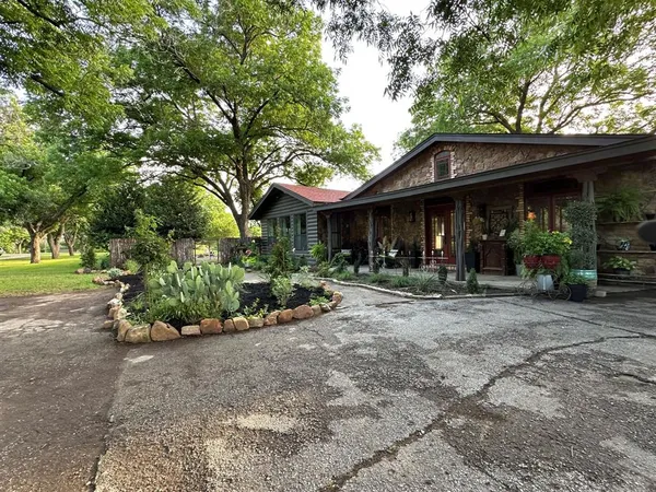 $475,000 | 4000 Pecan Lane, Benbrook, TX 76116