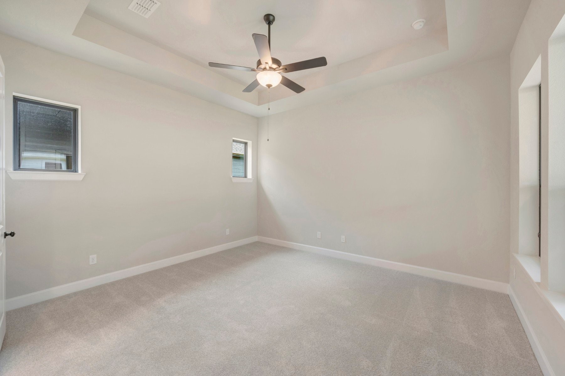 2722 Cottage Place Rosharon, TX 77583 - Photo 34 of 50 an empty room with a window and a fan