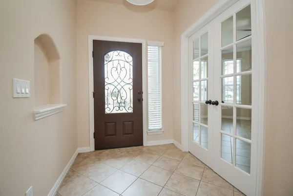 a view of entryway with livingroom