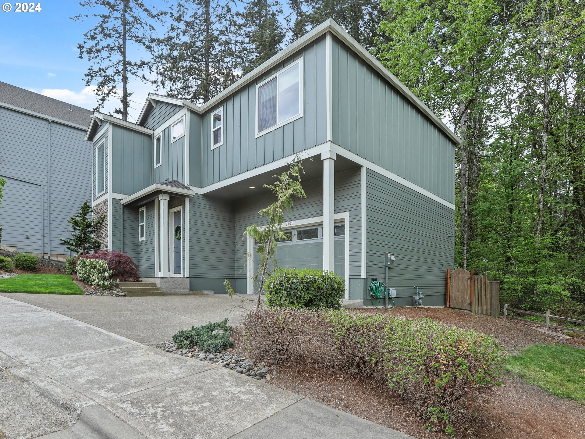 8087 Southwest Oldham Drive Beaverton, OR 97007 - Photo 4 of 46 a front view of a house with garden