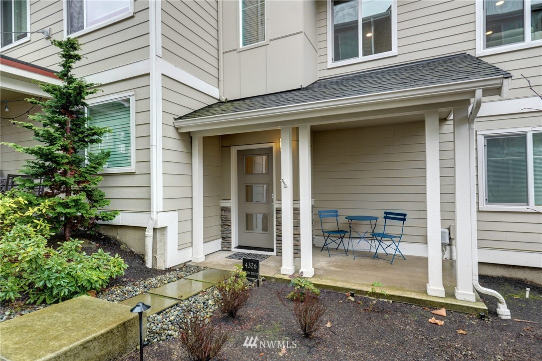 4326 Northeast 3rd Street Renton, WA 98059 - Photo 3 of 22