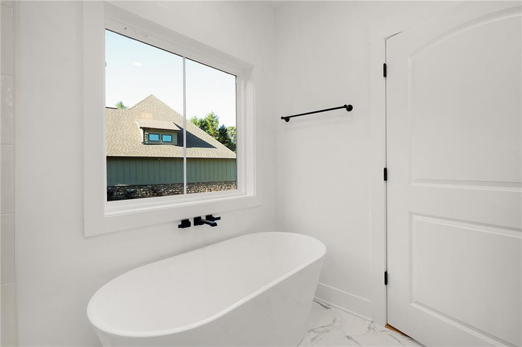 140 Cambridge Court Calhoun, GA 30701 - Photo 21 of 29 a bathroom with a bathtub and a window