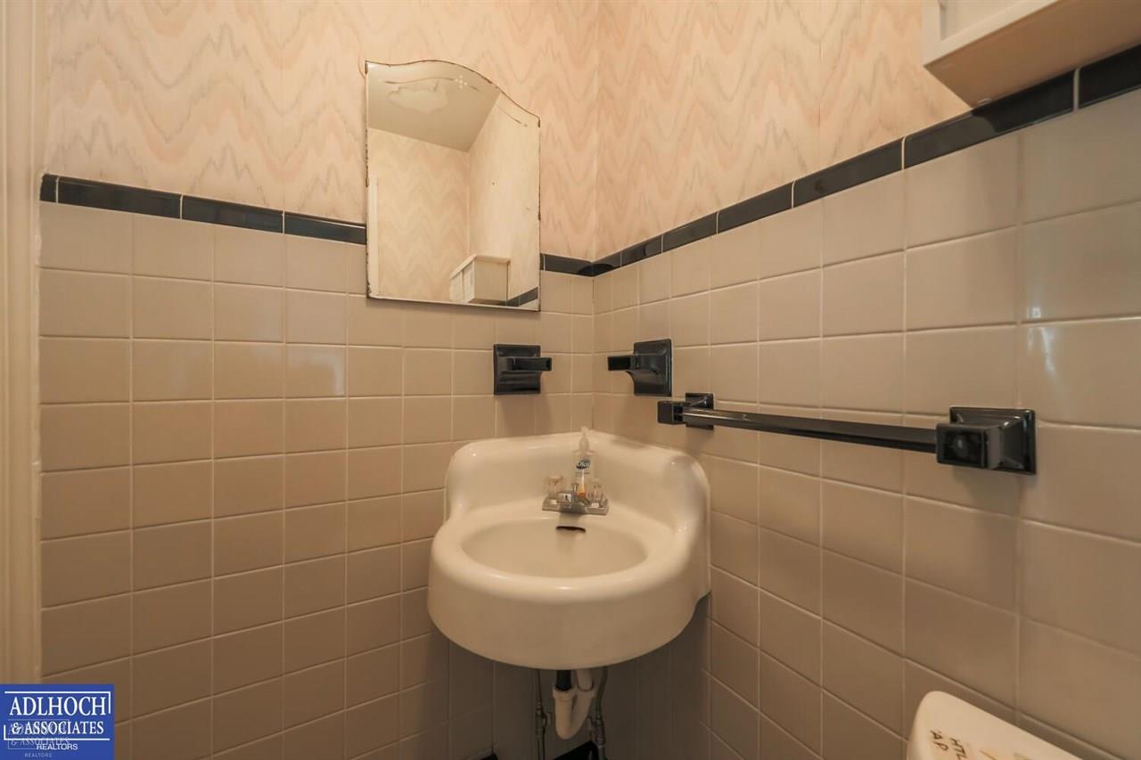 1395 Hampton Road Grosse Pointe Woods, MI 48236 - Photo 16 of 29