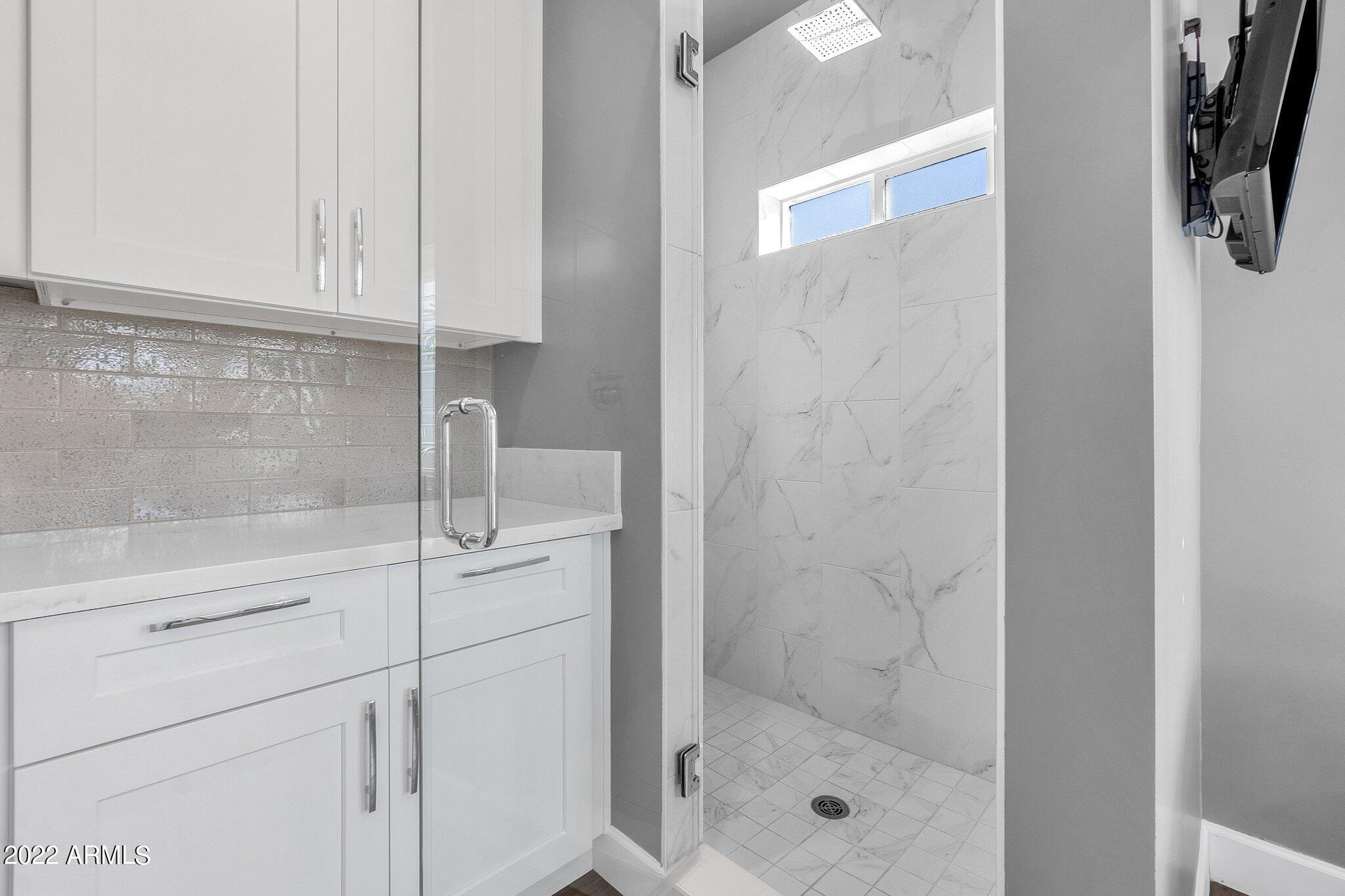 1543 East Cheery Lynn Road Phoenix, AZ 85014 - Photo 44 of 48 044_GUEST HOUSE BATH