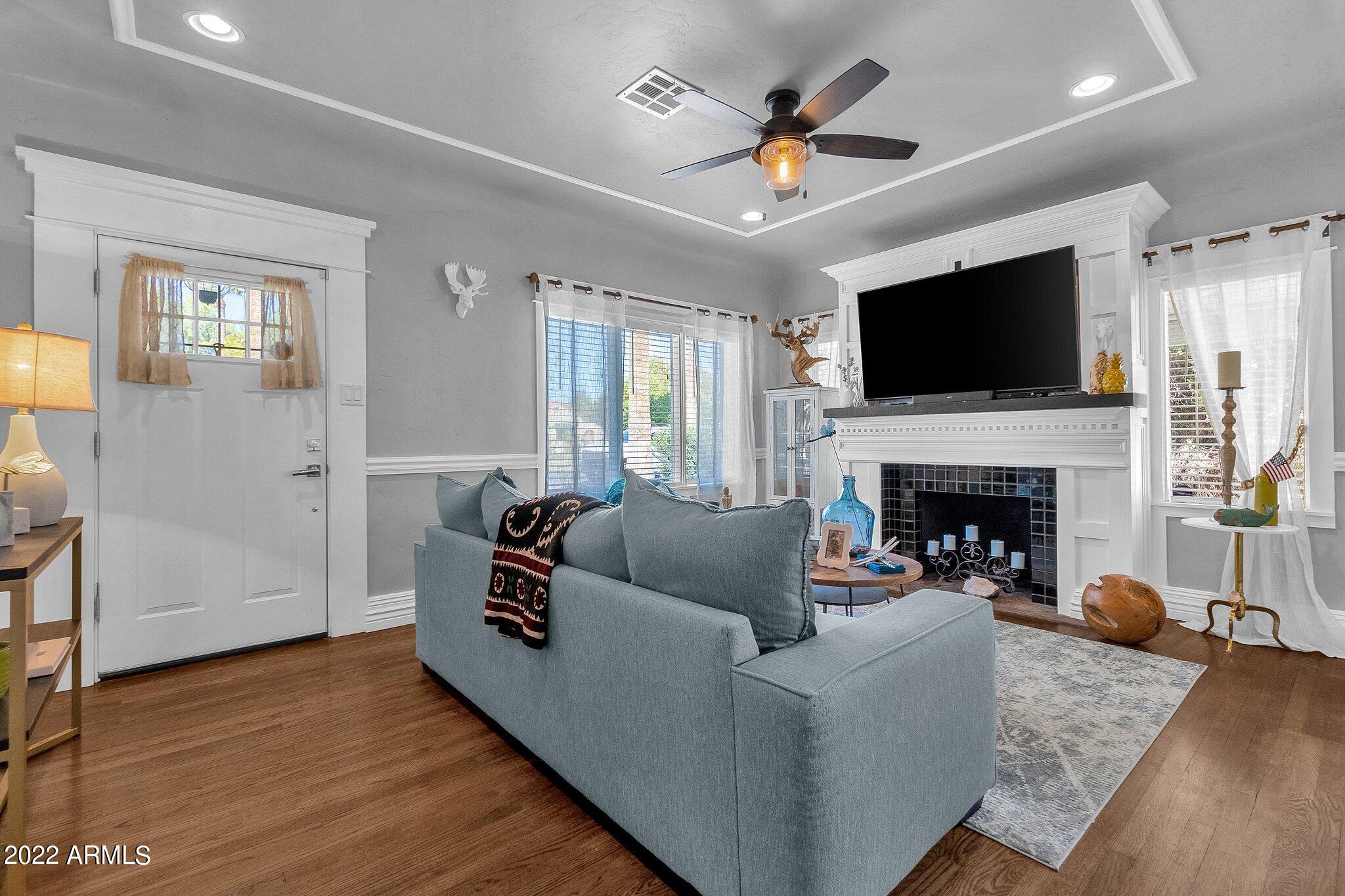 1543 East Cheery Lynn Road Phoenix, AZ 85014 - Photo 9 of 48 009_LIVING ROOM AREA
