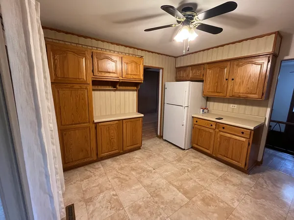 $3,200 | 562 Van Auken Street, Elmhurst, IL 60126