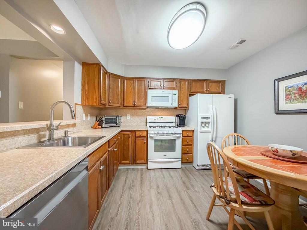 72105 Delaire Landing Road Philadelphia, PA 19114 - Photo 10 of 34 Eat-In Kitchen