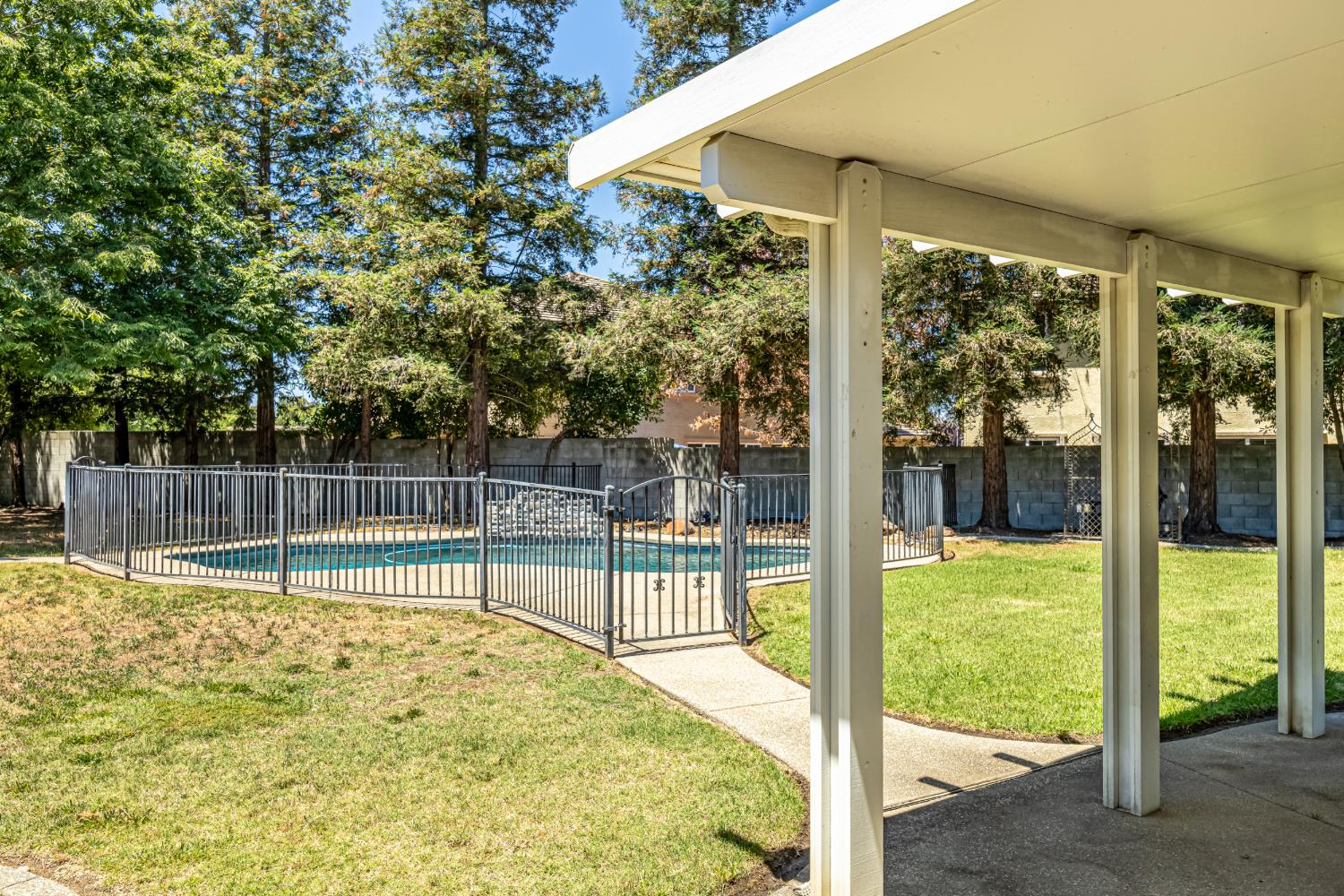 9282 Dever Circle Elk Grove, CA 95624 - Photo 6 of 38