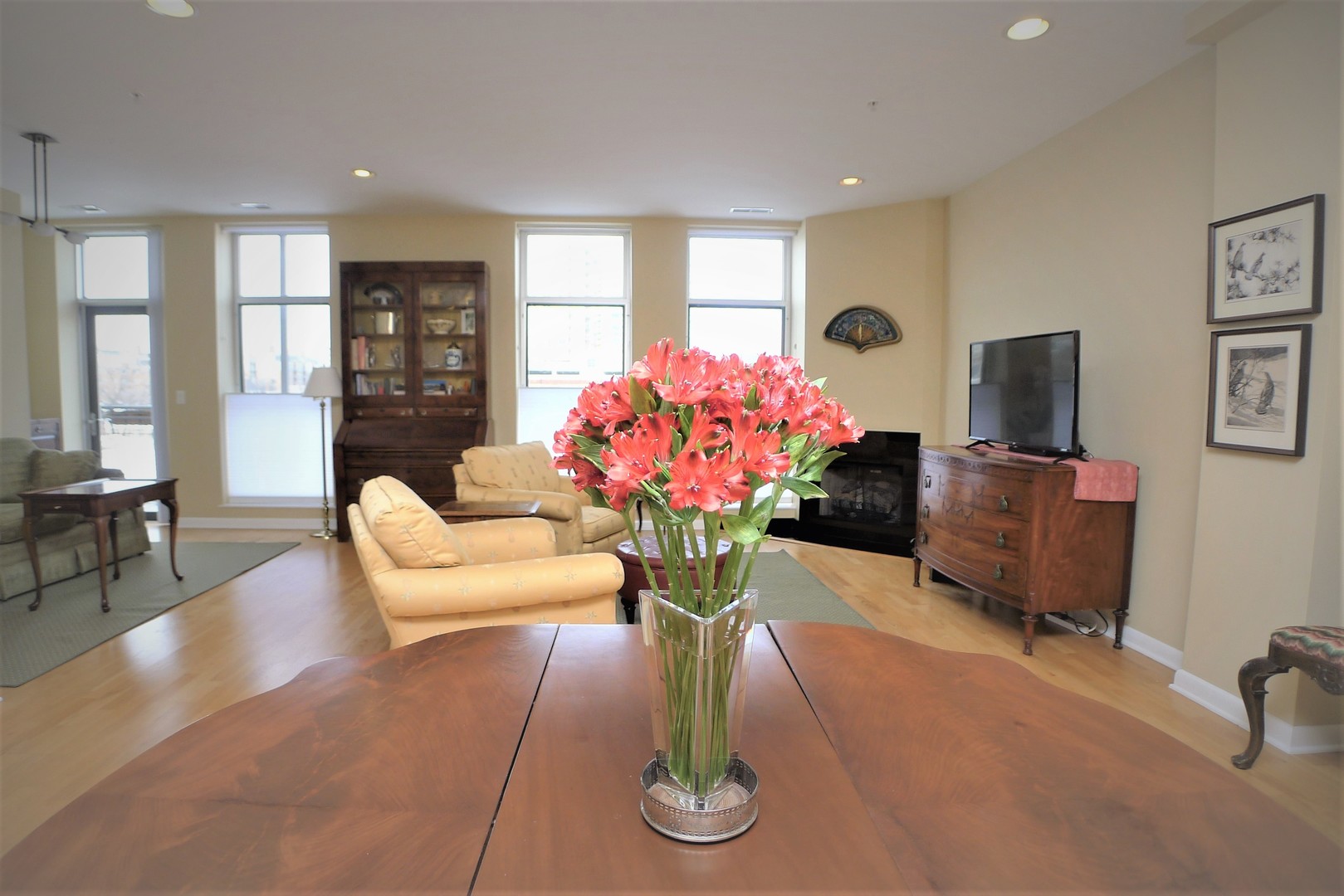 1572 Maple Avenue, Unit 404 Evanston, IL 60201 - Photo 3 of 26