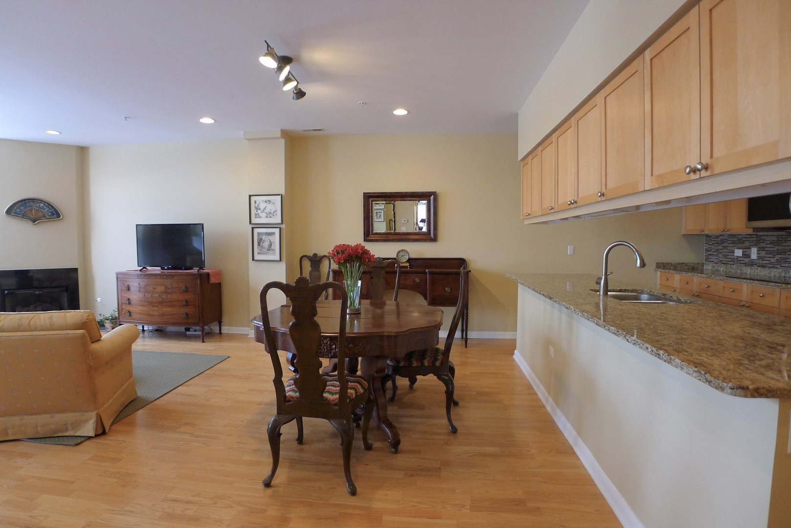1572 Maple Avenue, Unit 404 Evanston, IL 60201 - Photo 4 of 26