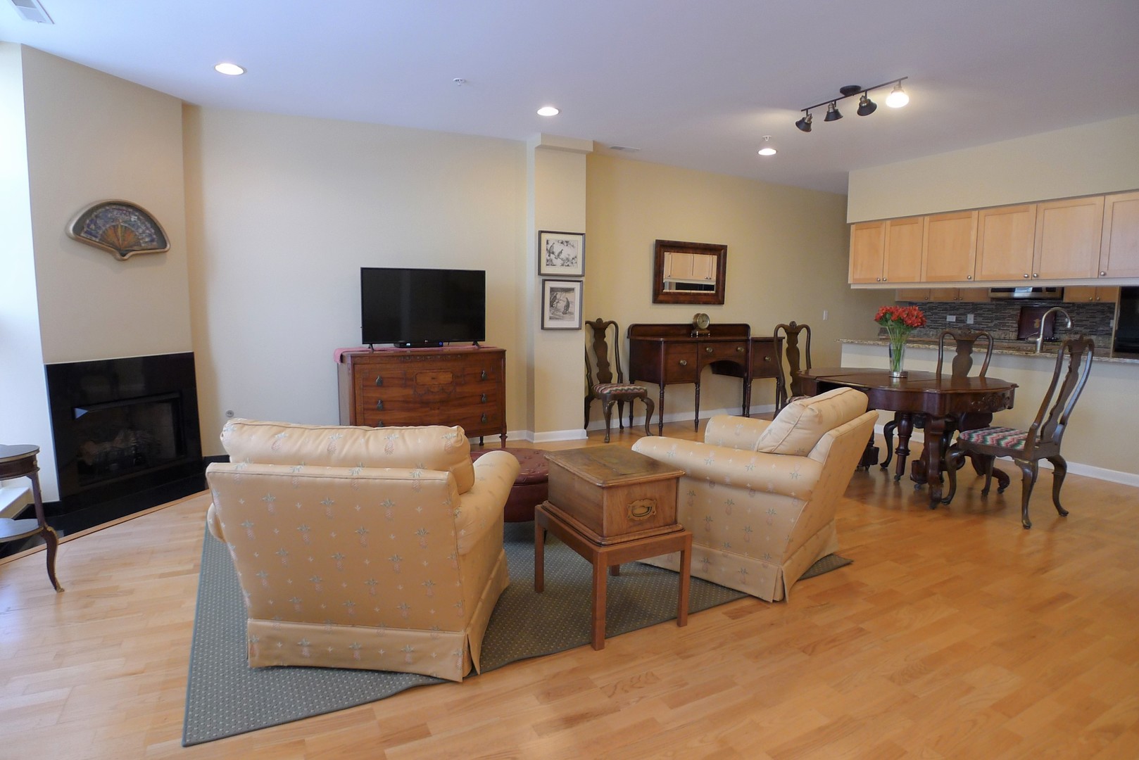1572 Maple Avenue, Unit 404 Evanston, IL 60201 - Photo 5 of 26