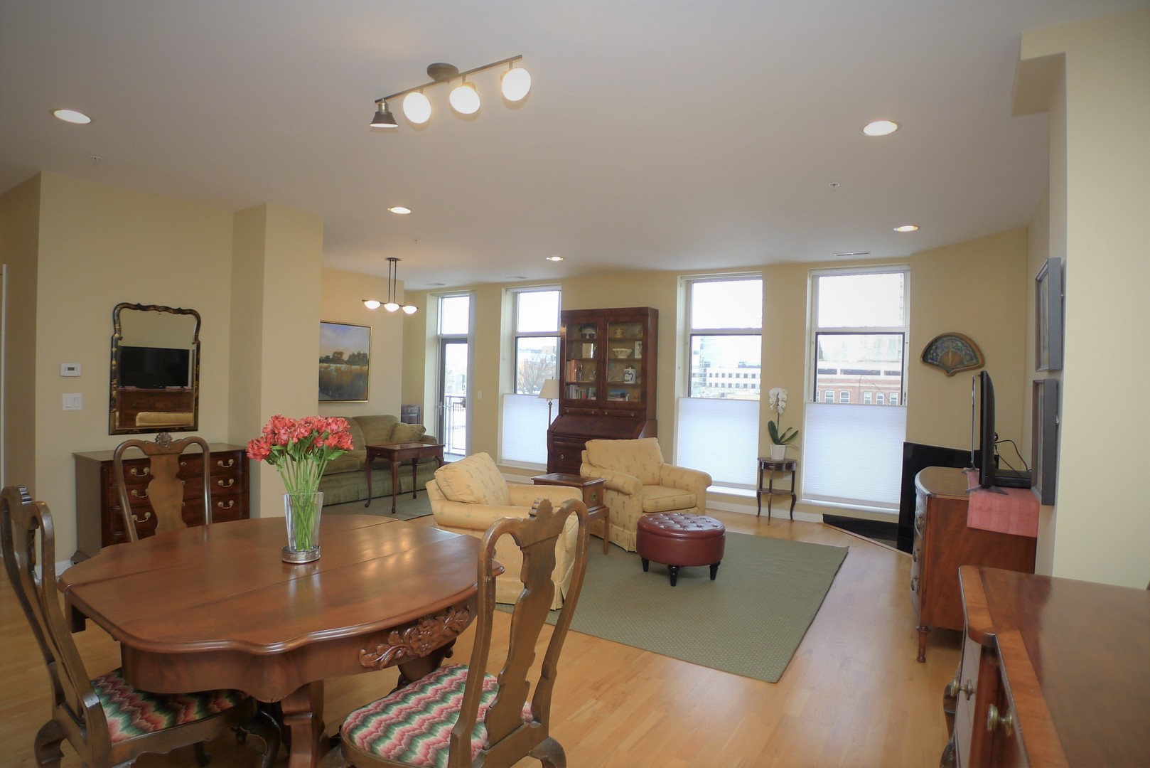 1572 Maple Avenue, Unit 404 Evanston, IL 60201 - Photo 8 of 26