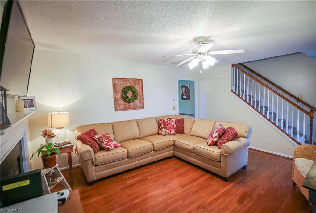 565 Central Road Clemmons, NC 27012 - Photo 2 of 5 565 Central Road Clemmons, NC 27012-7206 Living Room