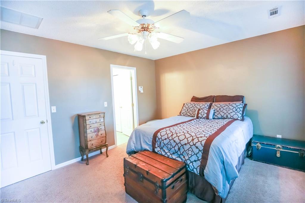 565 Central Road Clemmons, NC 27012 - Photo 4 of 5 565 Central Road Clemmons, NC 27012-7206 Master Bedroom