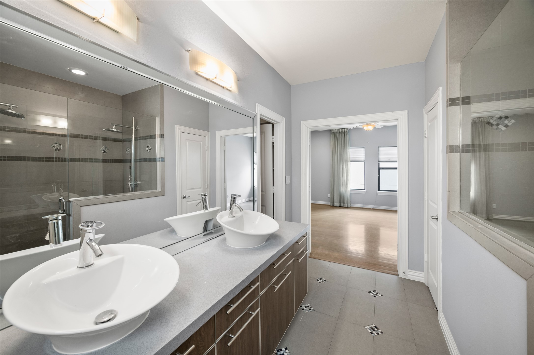 2310 Camden Drive Houston, TX 77021 - Photo 33 of 39 a bathroom with a sink and a mirror