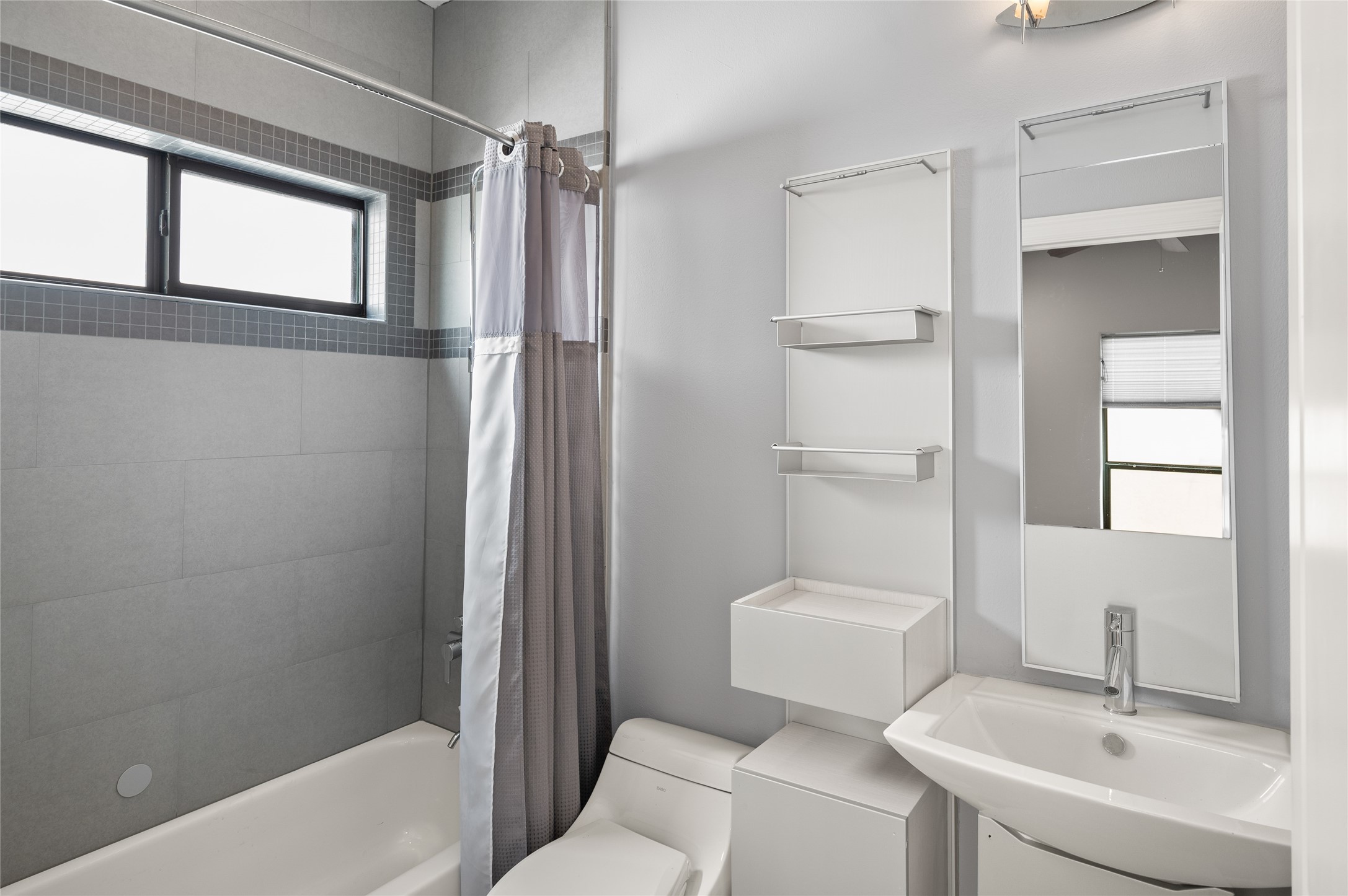 2310 Camden Drive Houston, TX 77021 - Photo 36 of 39 a bathroom with a toilet sink and shower