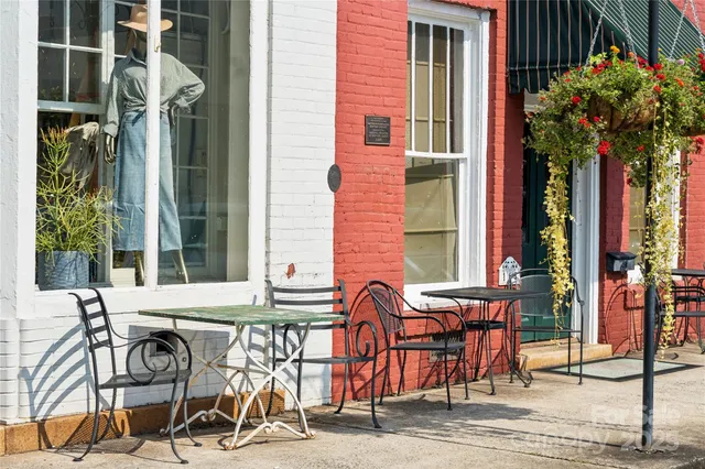 a table and chairs in front of a house