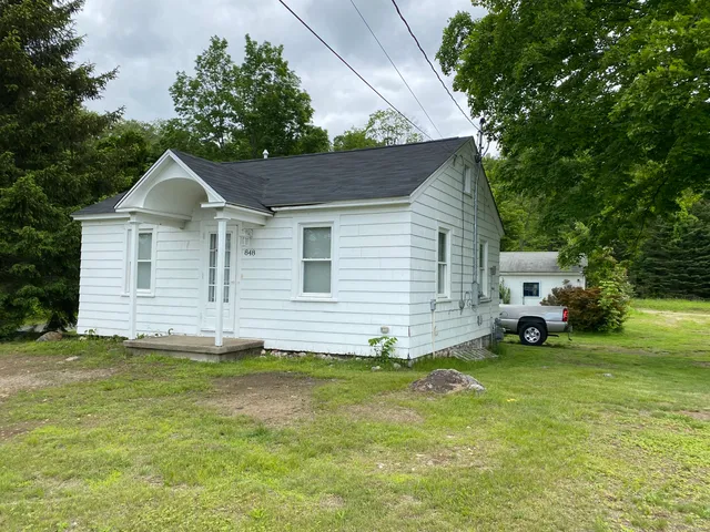 a view of a house with a yard