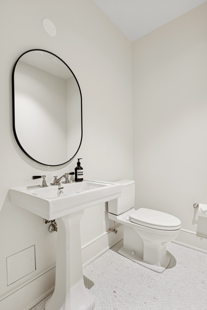 21 North May Street, Unit 903 Chicago, IL 60607 - Photo 49 of 55 a bathroom with a toilet a sink and a mirror