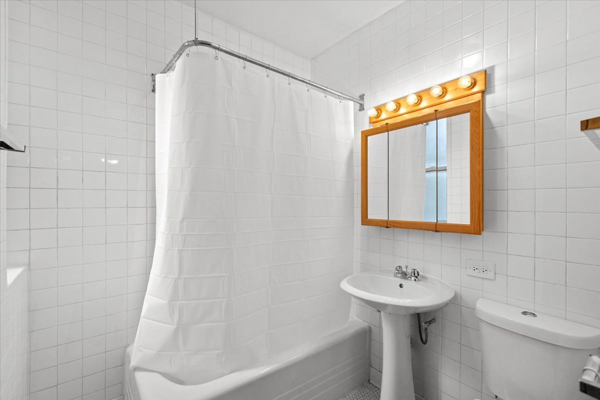 1537 West Addison Street, Unit 2 Chicago, IL 60657 - Photo 9 of 10