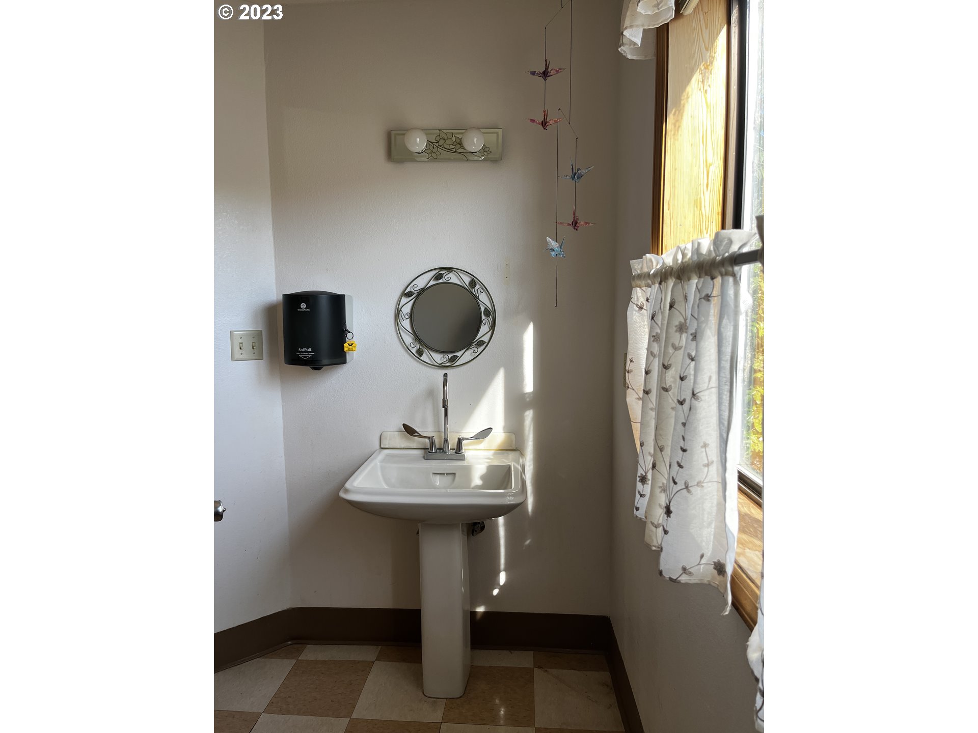 304 Elrod Place Maupin, OR 97037 - Photo 11 of 25 a view of entryway