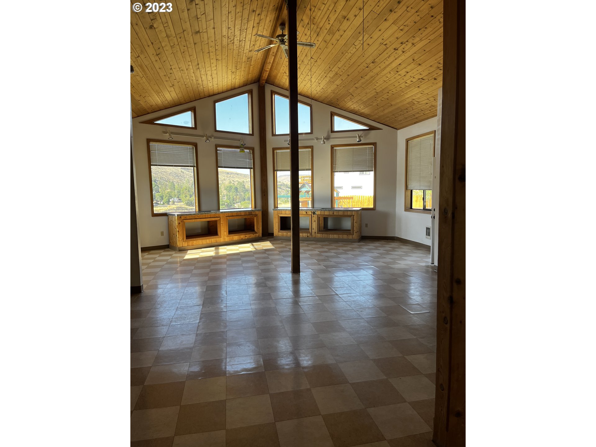 304 Elrod Place Maupin, OR 97037 - Photo 12 of 25 a view of an entryway