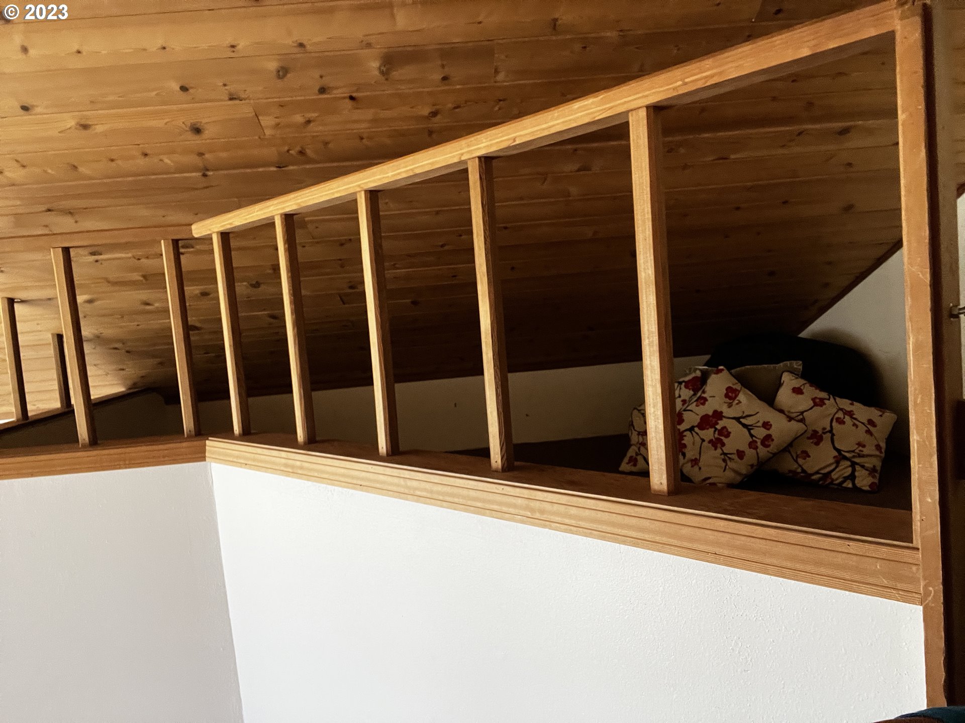 304 Elrod Place Maupin, OR 97037 - Photo 15 of 25 a view of a balcony