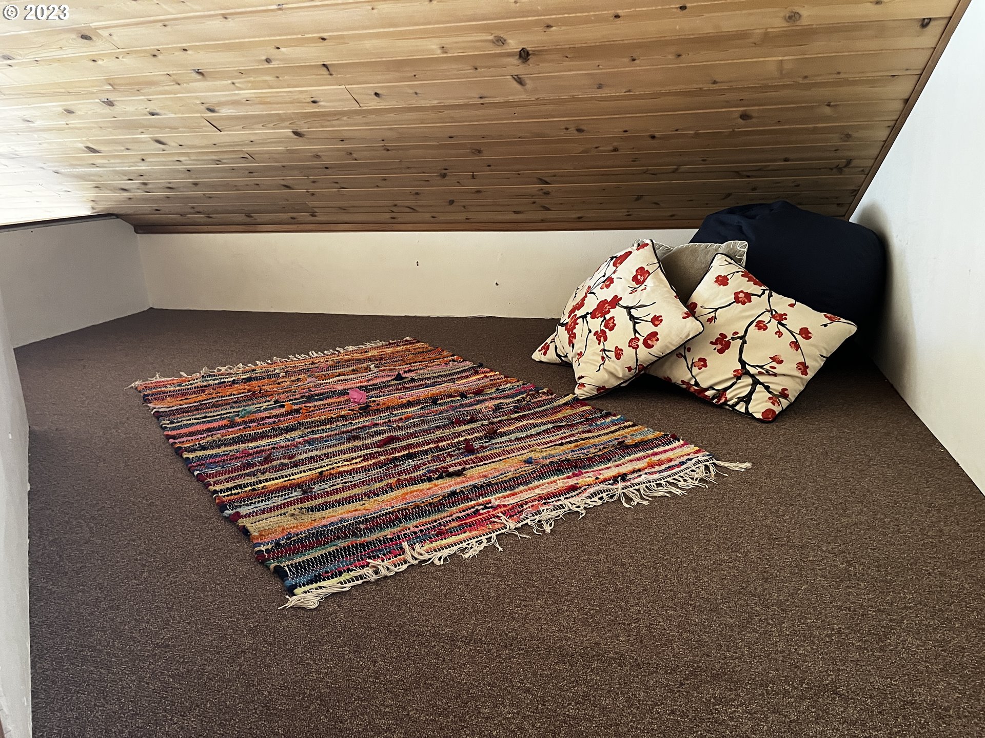 304 Elrod Place Maupin, OR 97037 - Photo 17 of 25 a bedroom with a bed and a dresser