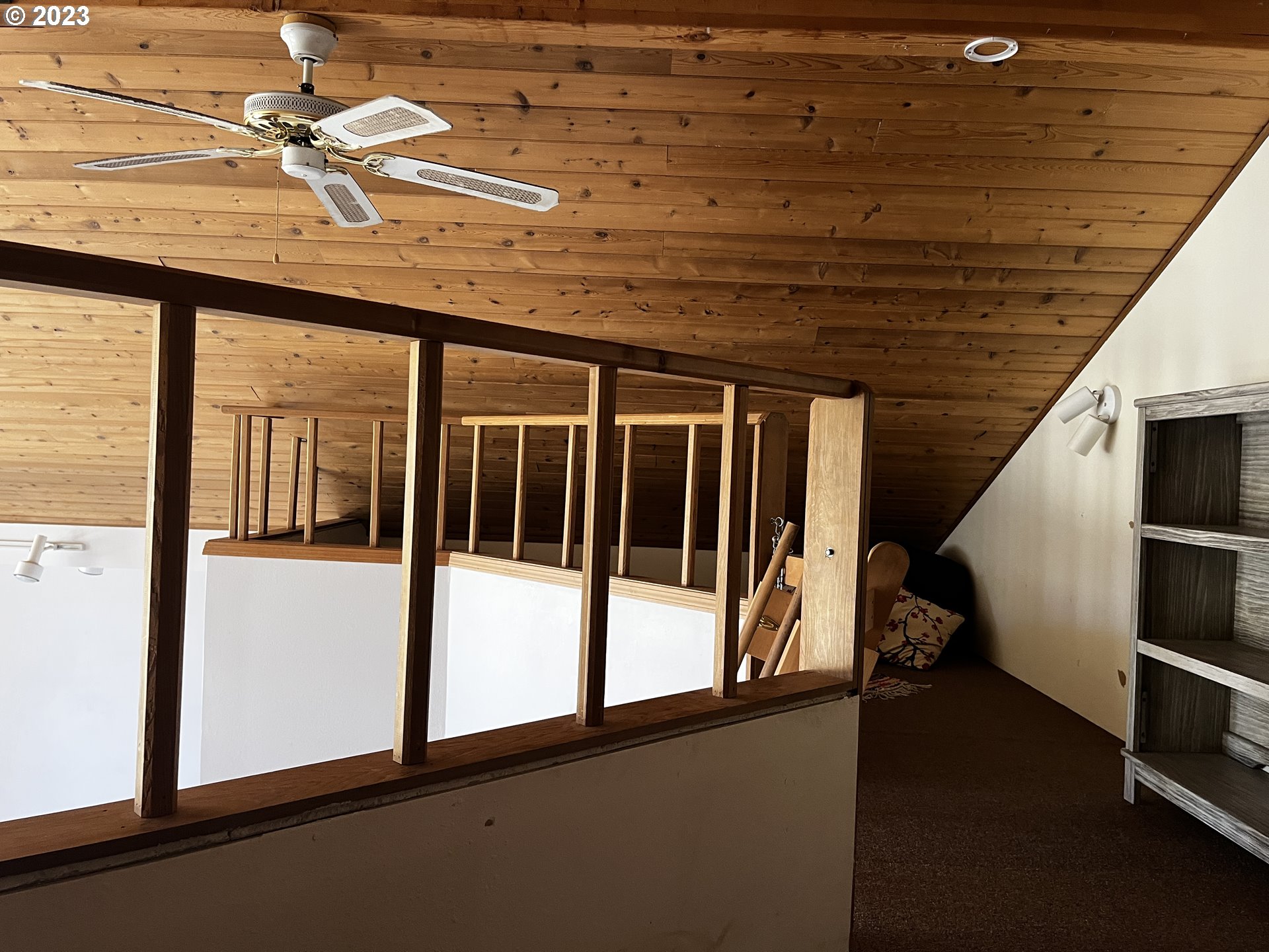 304 Elrod Place Maupin, OR 97037 - Photo 18 of 25 a view of a balcony with a ceiling fan
