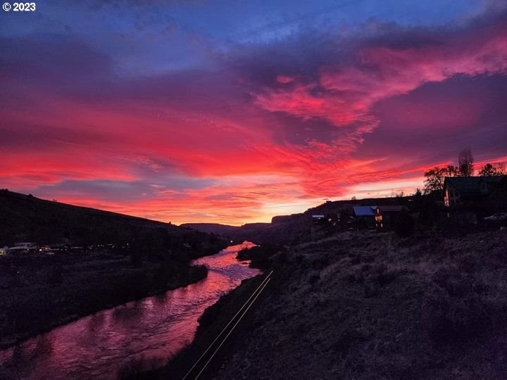 304 Elrod Place Maupin, OR 97037 - Photo 2 of 25 a view of sunset and a yard