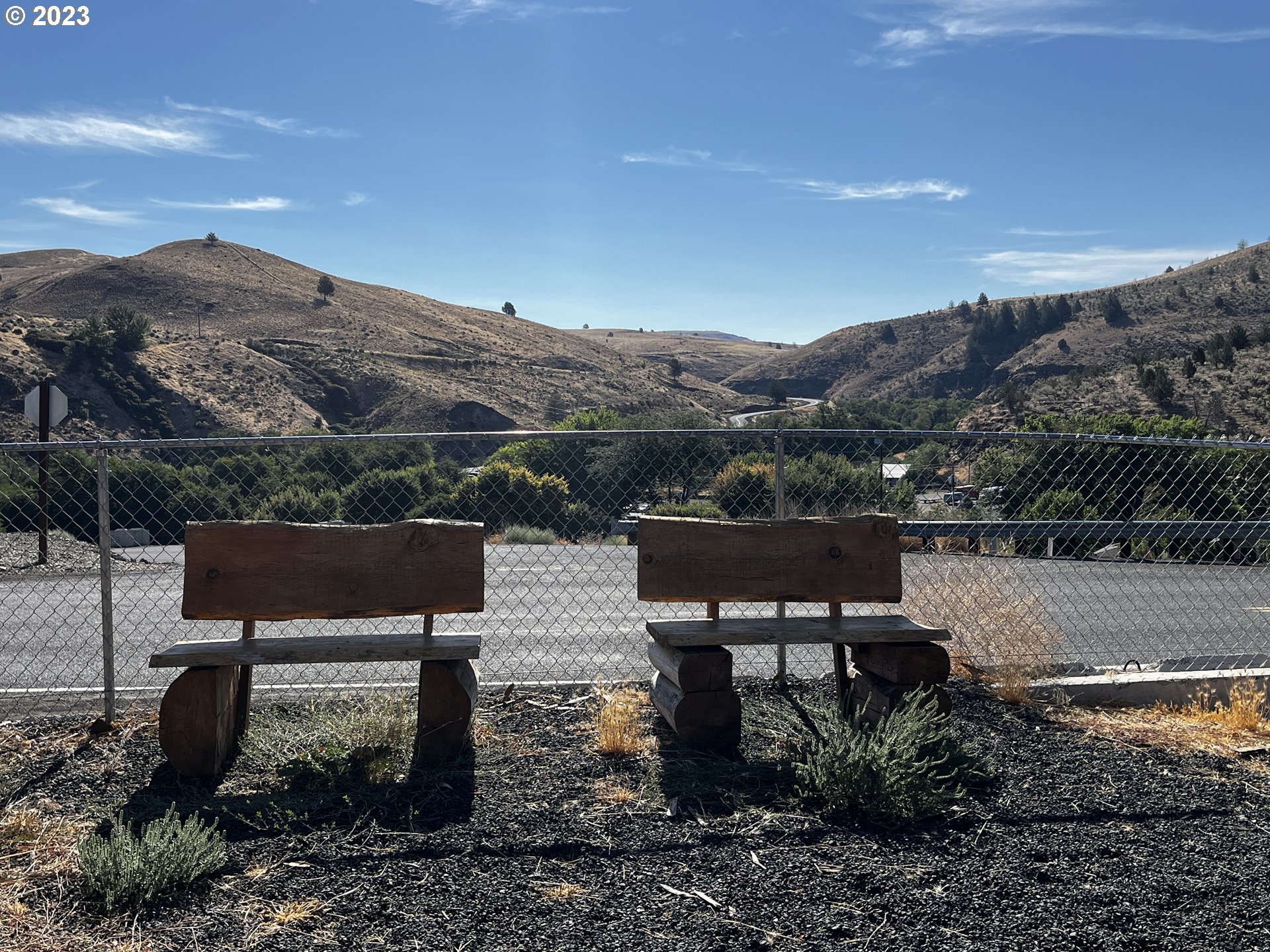 304 Elrod Place Maupin, OR 97037 - Photo 23 of 25 a view of a terrace with a mountain