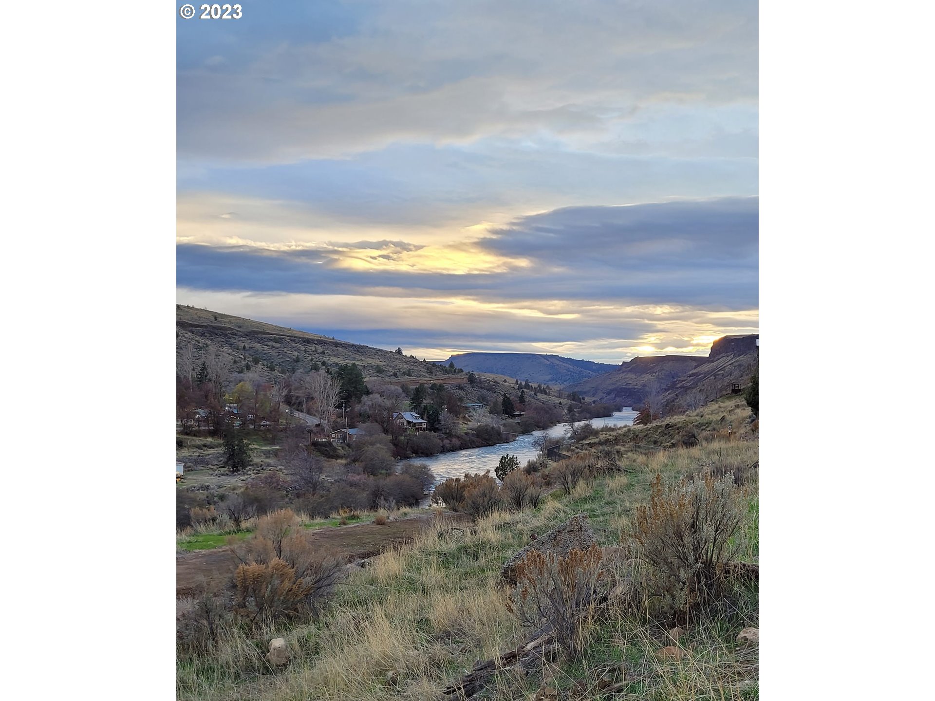 304 Elrod Place Maupin, OR 97037 - Photo 3 of 25 a view of a sky from the background