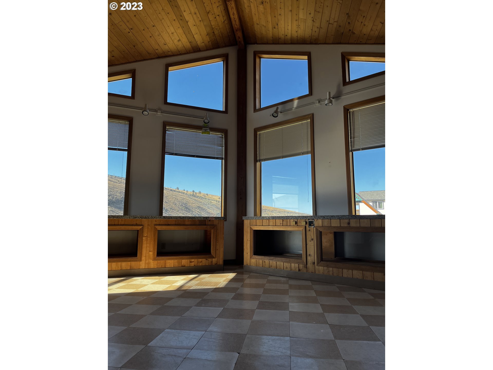 304 Elrod Place Maupin, OR 97037 - Photo 6 of 25 a view of entryway and hall