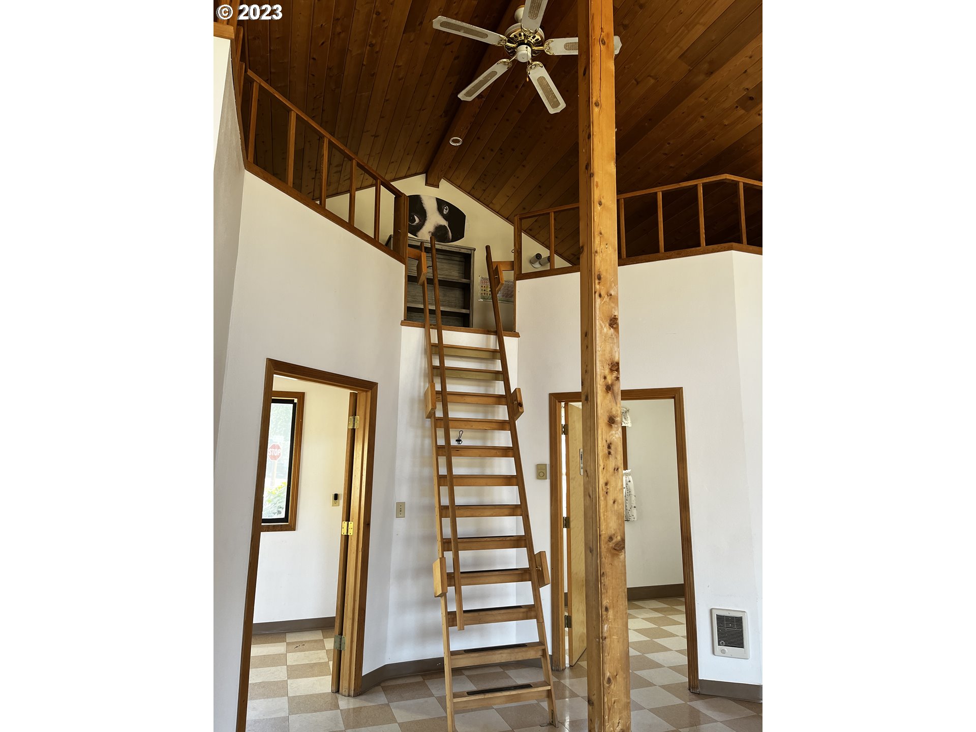 304 Elrod Place Maupin, OR 97037 - Photo 7 of 25 a view of entryway