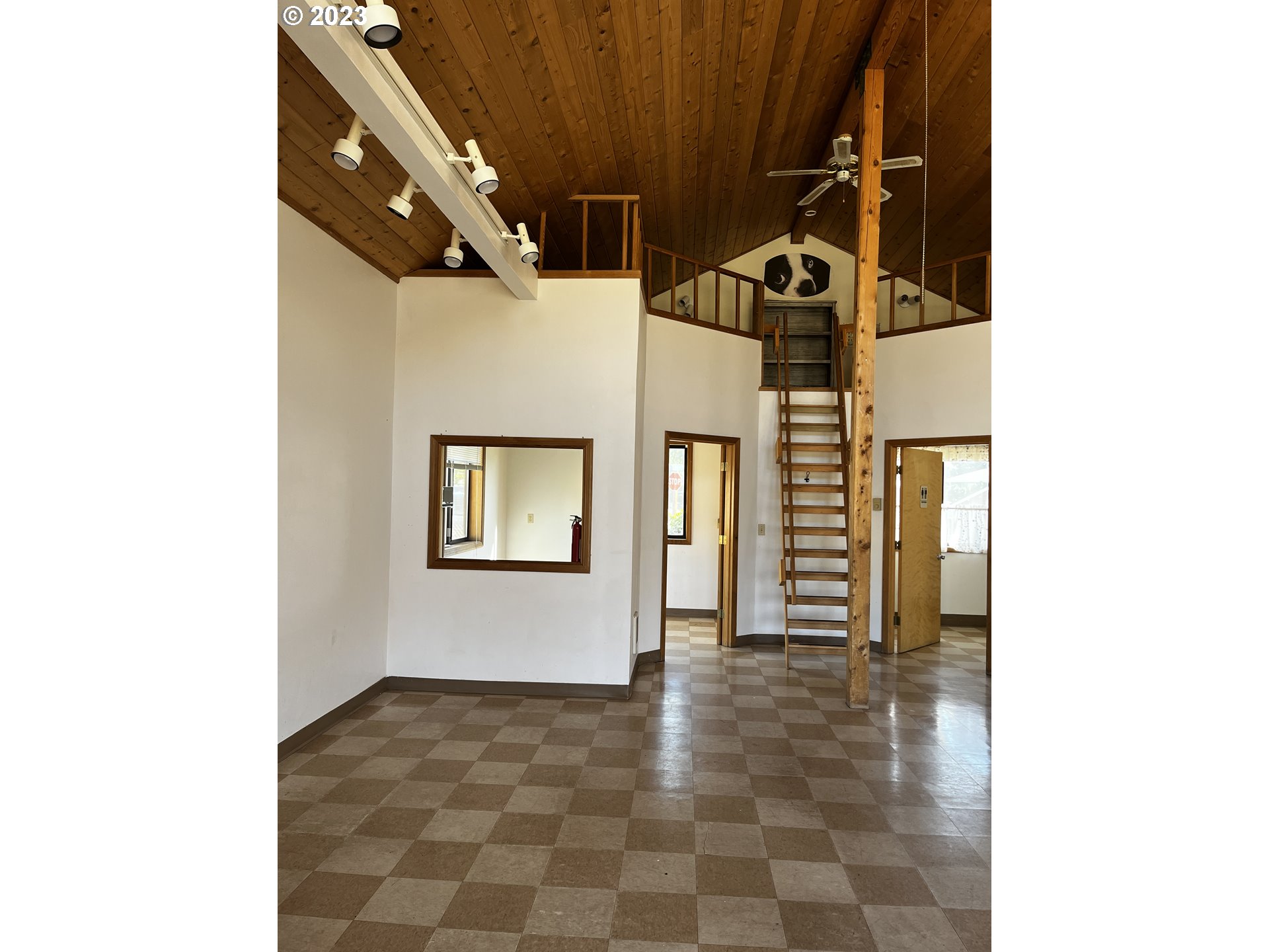 304 Elrod Place Maupin, OR 97037 - Photo 9 of 25 a view of entryway and hall