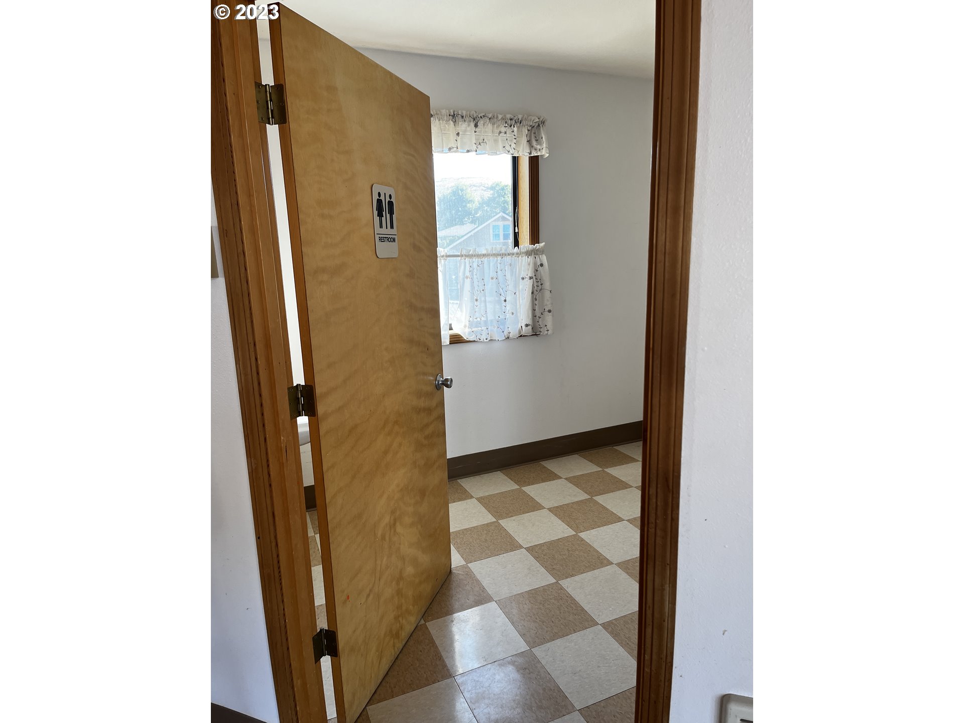 304 Elrod Place Maupin, OR 97037 - Photo 10 of 25 a bathroom with a sink and a mirror