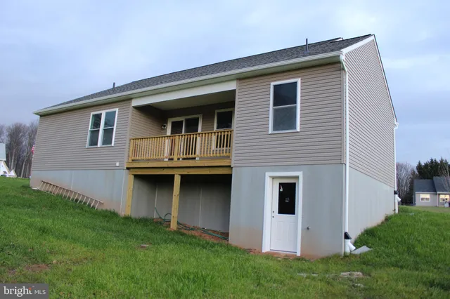 a view of house with backyard
